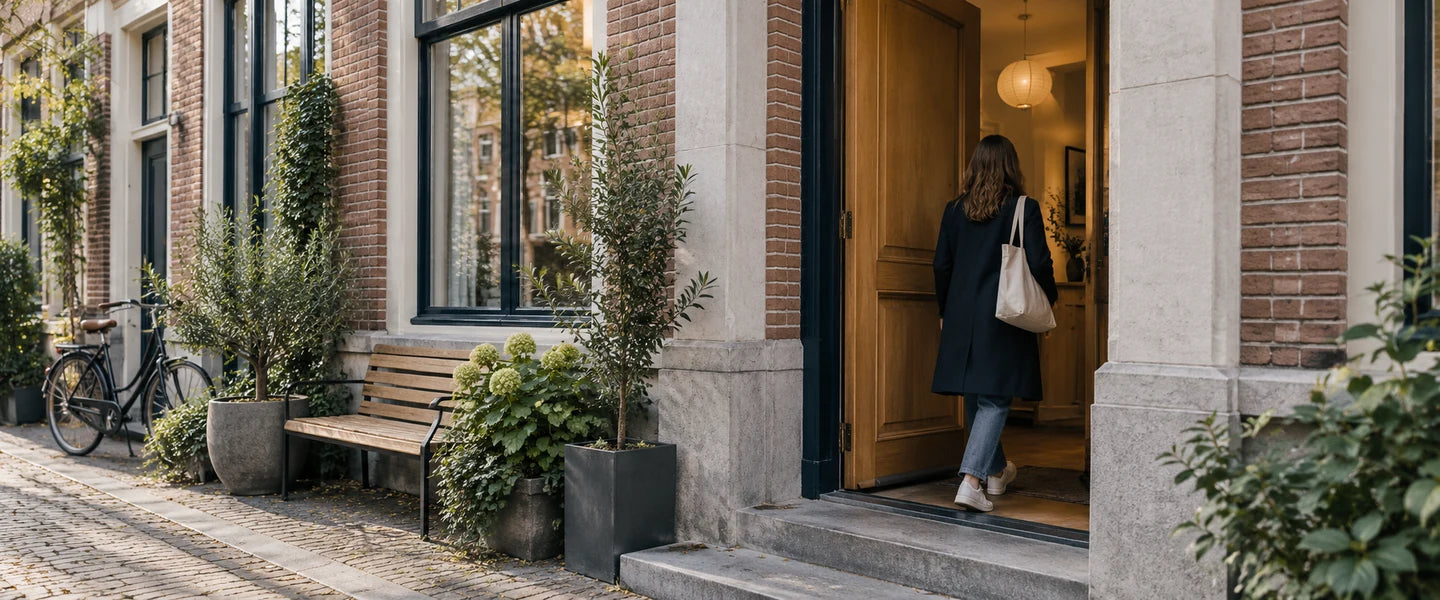 Iemand komt aan bij de ingang van een Europees gebouw.